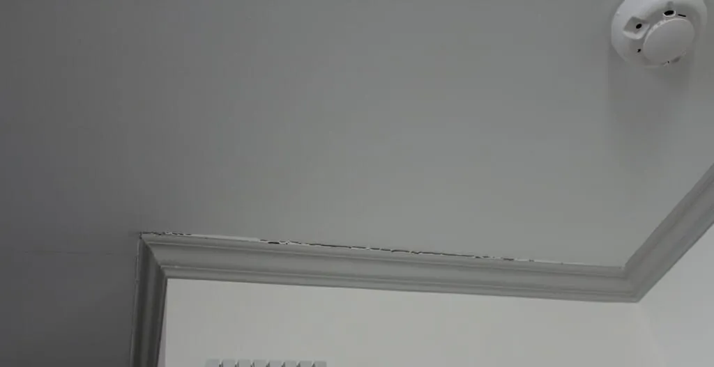 cracks-in-the-ceiling-from-water-damage